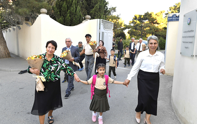 Uşaq evinin birincilərini məktəbə Qocalar evinin sakinləri apardı - Fotolar