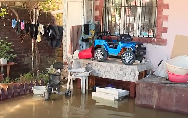 Bakıda evləri və küçələri su basan ərazilər... - Video