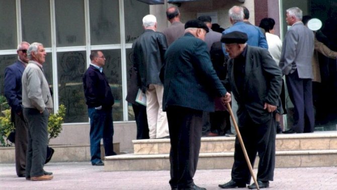 Pensiya alanlara ŞAD XƏBƏR - İki yerdən pul ala biləcəklər