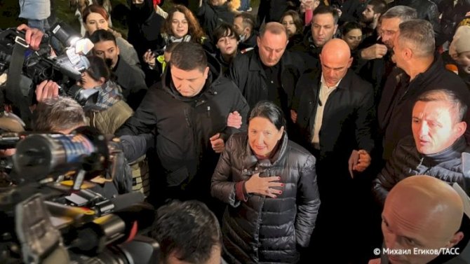 Gürcüstanda üsyan başladı, prezident inqilabın başına keçdi